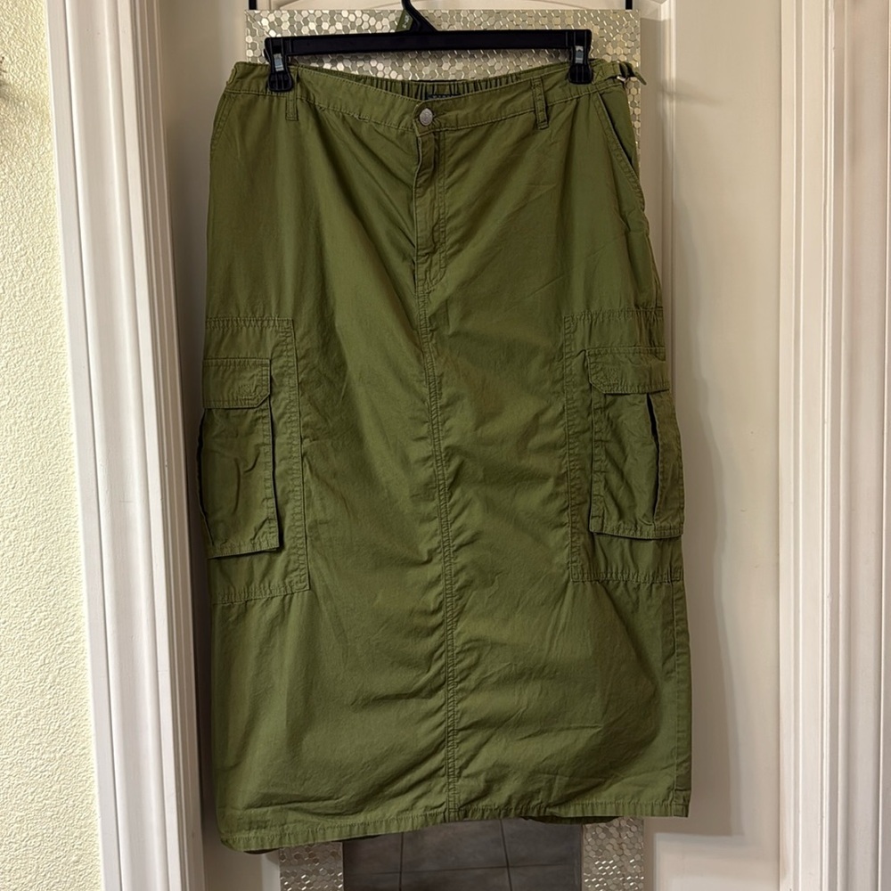 Green cargo skirt